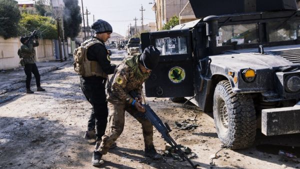 An Iraqi special forces Counter Terrorism Service (CTS) member loads his machine gun during a battle against Daesh in Mosul's al-Rifaq neighbourhood on January 8, 2017. (AFP/Dimitar Dilkoff)