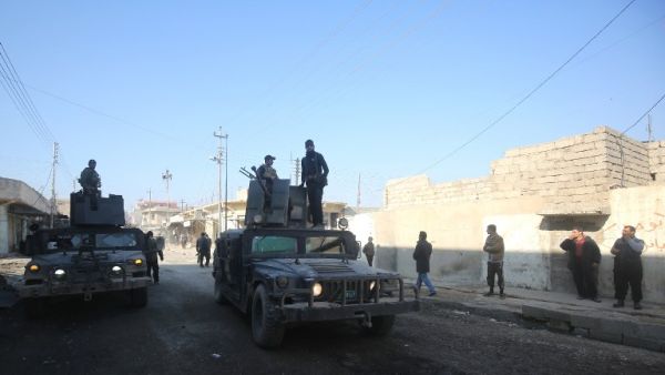 Iraqi special forces patrol the Al-Quds neighbourhood after recapturing it from Daesh, on January 3, 2017. (AFP/Ahmad al-Rubaye)