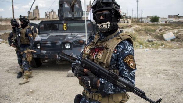 Members of the the Iraqi forces' Emergency Response Division (ERD) stand guard at a checkpoint during the offensive in west Mosul to retake the area from Daesh fighters, on May 6, 2017. (AFP/Fadel Senna)