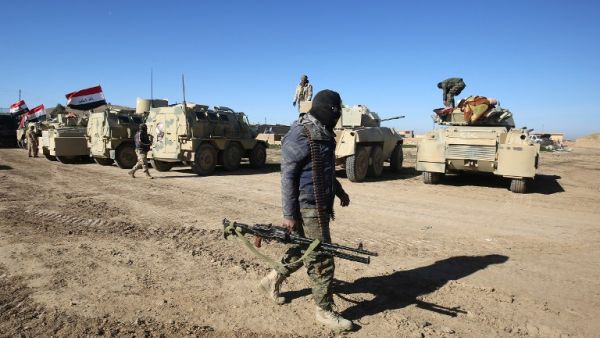Iraqi forces, supported by the Popular Mobilization paramilitaries, prepare to advance advance towards the village of Sheikh Younis, south of Mosul, on February 19, 2017. (AFP/Ahmad al-Rubaye)