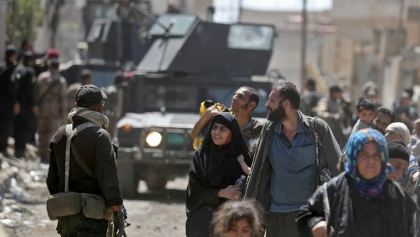 Iraqis leave the Zanjili neighborhood in west Mosul on June 3, 2017, during the ongoing offensive by security forces to retake the city from Islamic State (IS) group fighters. (AFP/Karim Sahib)