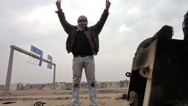 تفرض القوات العراقية بمساندة مقاتلين من الحشد الشعبي حصارا على الفلوجة