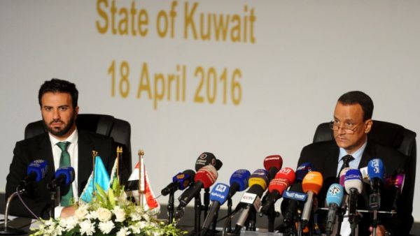 UN spokesman Charbel Raji and The UN special envoy for Yemen Ismail Ould Cheikh Ahmed at a press conference in Kuwait city on August 6,2016. (AFP/Yasser al-Zayyat)