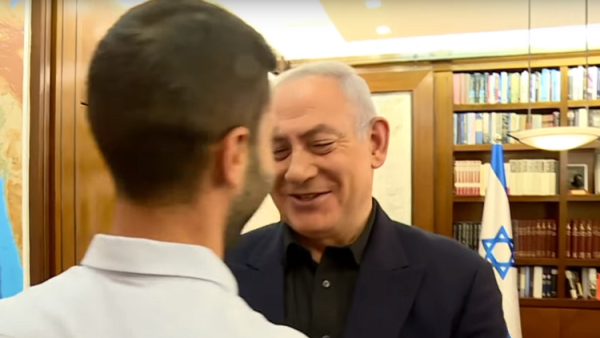 رئيس الوزراء الاسرائيلي نتنياهو خلال استقباله حارس الامن الاسرائيلي الذي قتل اردنيين اثنين