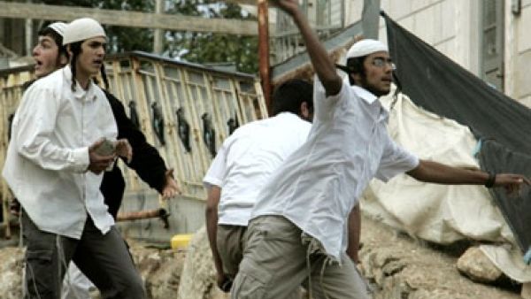 يهود متطرفون يعتدون على عائلات فلسطينية في الضفة الغربية