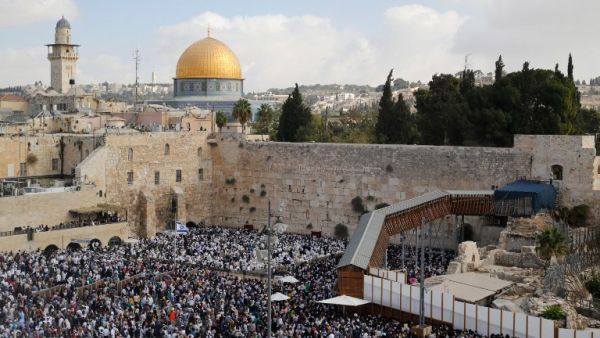 Jewish worshippers perform the annual Cohanim prayer during Sukkot holiday, or the feast of the Tabernacles, at the Western Wall in the old city of Jerusalem on October 19, 2016. (AFP/Gil Cohen-Magen)