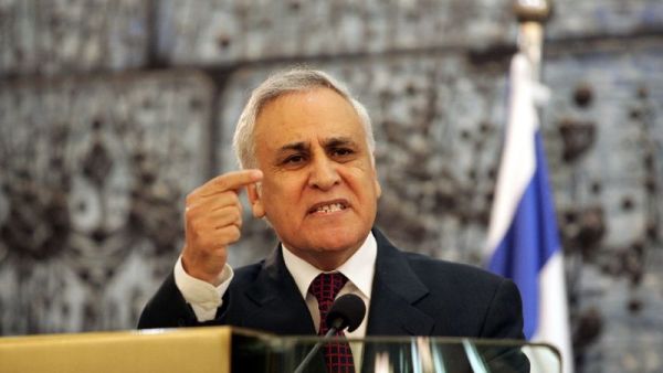 Former Israeli President Moshe Katzav gives a press conference in Jerusalem 24 January 2007, a day after the Israeli Attorney General Menachem Mazuz informed Katzav he intended to charge him with rape and sexual harassment of four women. (AFP/Yoav Lemmer)
