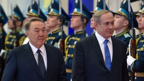 Kazakh President Nursultan Nazarbayev (L) and Israeli Prime Minister Benjamin Netanyahu inspect honor guards during their meeting in Astana on December 14, 2016. (AFP/Ilyas Omarov)