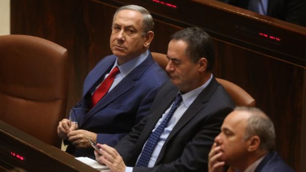 Israeli Prime Minister Benjamin Netanyahu (L) sits next to Minister of Transport Yisrael Katz during the opening of the winter session at the Israeli parliament in Jerusalem on October 31, 2016. (AFP/Menahem Kahana)