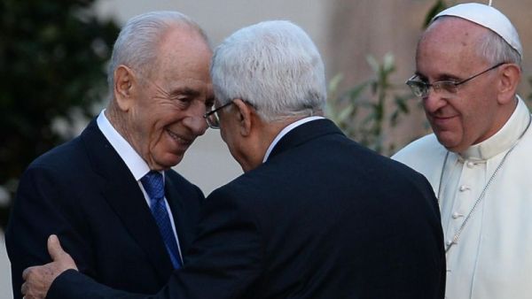 Israeli President Shimon Peres (left) shakes hands with Palestinian leader Mahmud Abbas as Pope Francis looks on following a peace summit at the Vatican, on June 8, 2014 (AFP/Filippo Monteforte)
