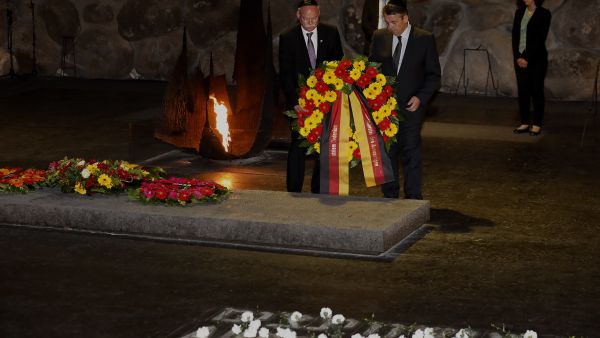 German Foreign Minister Sigmar Gabriel, right, and German Ambassador to Israel, Clemens von Goetze, lay a wreath at the Hall of Remembrance at the Yad Vashem Holocaust Memorial museum in Jerusalem, April 24, 2017. (AFP/Gali Tibbon)