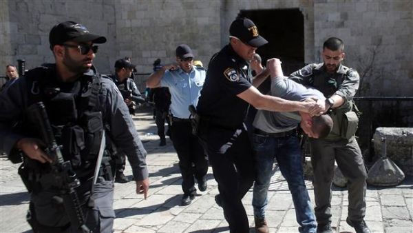 Israeli forces arrest a Palestinian man after Friday prayers at the entrance of Damascus Gate outside the Old City of al-Quds. (AFP/ File)