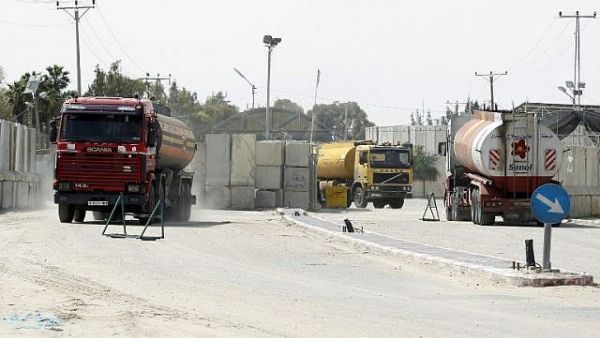 Trucks carrying fuel for the Gaza Strip enter Rafah through the Kerem Shalom crossing between Israel and the southern Gaza Strip. (AFP Photo/Said Khatib)
