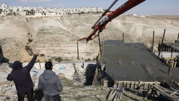 Palestinian labourers work at a construction site in a new housing project in the Israeli settlement of Maale Adumim, east of Jerusalem, on January 22, 2017. (AFP/Menahem Kahana)