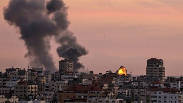 Smoke billows from a Palestinian Islamic Jihad position near Gaza City after Israeli aircraft bombed it. (Mahmud Hams/ AFP)