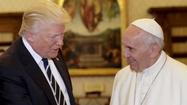 Pope Francis (R) exchanges gifts with US President Donald Trump during a private audience at the Vatican on May 24, 2017 (AFP/Alessandra Tarantino)