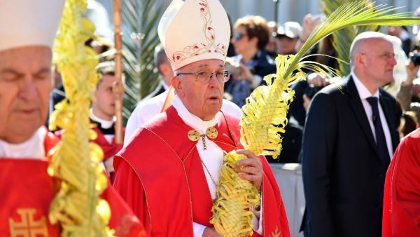Pope Francis leads the Palm Sunday mass, on April 9, 2017 at St Peter's square in Vatican. (AFP/Alberto Pizzoli)