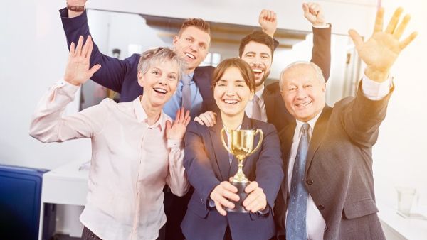 Financial rewards should be given to all employees. (Shutterstock)