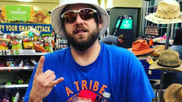 He debuted new neon pink hair  ( Jonahhill/ instgaram) 