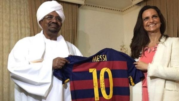 Elissa Plasco presents Sudanese President Omar al-Bashir with a Lionel Messi jersey (Twitter)
