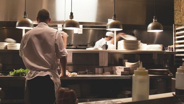 The Jeddah municipality conducted over 5,600 inspection tours around food establishments and issued warning to 1,874 establishments for violating health requirements. (Pixabay)