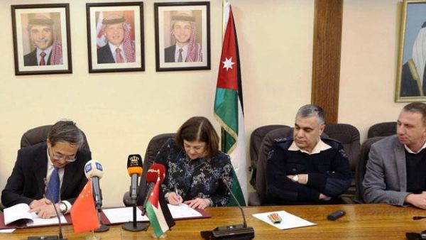 Jordan and China sign a grant agreement on Sunday to provide border security personnel with X-ray scanners meant to improve security (Photo courtesy of the Planning Ministry)