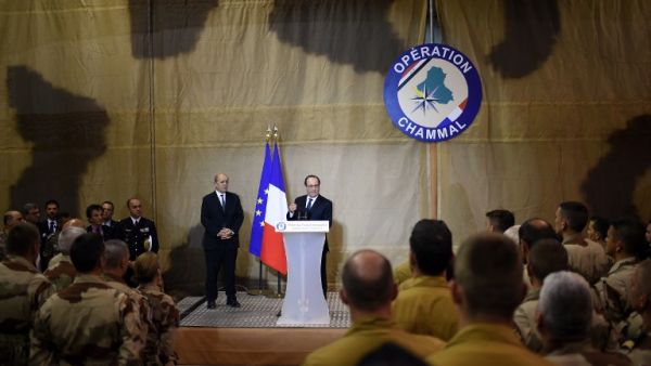 French President Francois Hollande (C) delivers a speech as Defence Minister Jean-Yves Le Drian (C-L) watches on at the Prince Hassan French military base, some 100 kilometres from the Jordanian capital Amman on April 19, 2016. (AFP/Stephane de Sakutin)