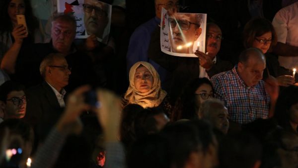 Jordanians gather at the site where prominent Jordanian writer Nahed Hattar was shot dead the previous day outside an Amman court, during a vigil on September 26, 2016. (AFP/Khalil Mazraawi)
