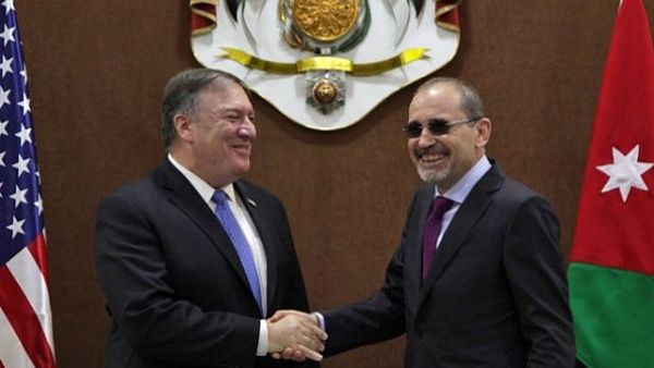 US Secretary of State Mike Pompeo (L) shakes hands with Jordan Foreign Minister Ayman Safadi in Amman on April 30, 2018. (AFP PHOTO / STRINGER)