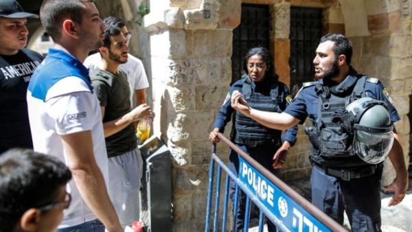 Members of the Israeli security forces close down a street in the Old City of Jerusalem on July 27, 2018. (Ahmad GHARABLI / AFP)