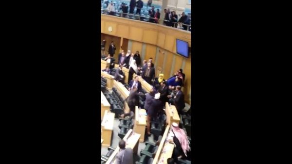 غضب أردني.. ماذا فعلت "عضو أعيان" خلال كلمة الرزاز؟ 