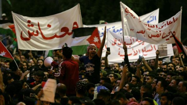 Unionists pressured by crowd to resume protests. (AFP/ Khalil MAZRAAWI)
