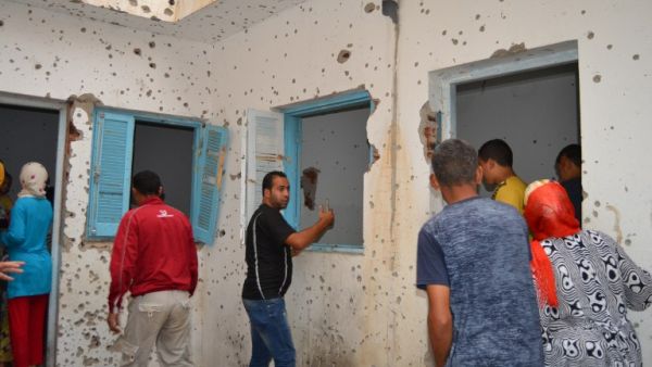 Tunisians inspect the damage on August 31, 2016 at a house where two suspected militants were holed up before being killed by security forces during a nighttime raid in the central Tunisian city of Kasserine. (AFP/Rzouga Khlifi)