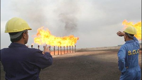  ويضم الوفد قيادات سياسية وعسكرية برئاسة إلهام أحمد، الرئيسة المشتركة لمجلس سوريا الديمقراطية.