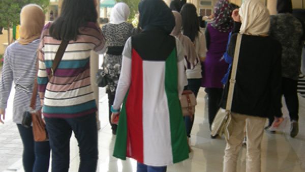 الوزارة فصلت معلماً غير مسجل لديها!
