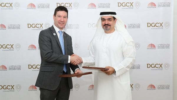 وقع الاتفاقية كلّ من عبدالله محمد العور، المدير التنفيذي لمركز دبي لتطوير الاقتصاد الإسلامي؛ وليس ميل، الرئيس التنفيذي لبورصة دبي للذهب والسلع.