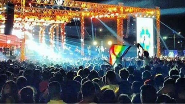 Fans of the Lebanese group Mashrou Leila show a rainbow flag at the concert in Cairo, Egypt, 22 September 2017 (AFP)