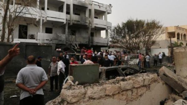 اثار التفجير الذي تعرضت له السفارة الفرنسية في طرابلس قبل ايام/أ.ف.ب