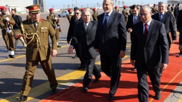 رئيس الوزراء الليبي علي زيدان (يمين) مستقبلا نظيره التونسي حمادي الجبالي (وسط) في طرابلس امس/أ.ف.ب