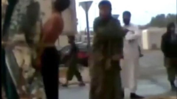 صورة ثابتة اخذت من مقطع الفيديو لواقعة جلد الشبان في شوارع سرت الليبية/أ.ف.ب