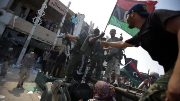 الثوار الليبيون في مقر باب العزيزية بطرابلس