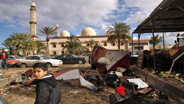 انفجار سيارتين مفخختين امام مسجد في بنغازي في ليبيا 