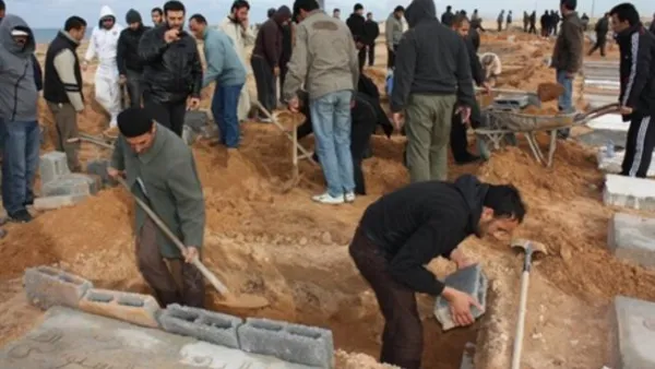 ليبيون يحفرون القبور لدفن ضحايا القتال الدائر في ليبيا