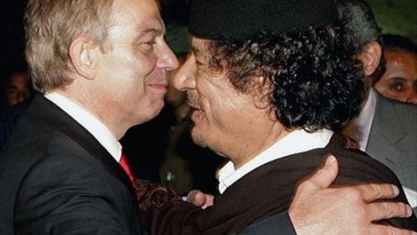 رئيس وزراء بريطانيا السابق توني بلير معانقا القذافي/ارشيف رئيس وزراء بريطانيا السابق توني بلير معانقا القذافي/ارشيف