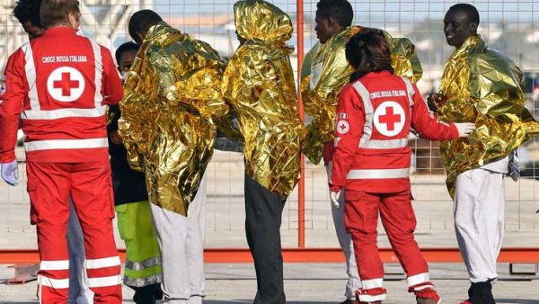 إجلاء أول مجموعة من اللاجئين “الأكثر عرضة للخطر” من ليبيا ونقلهم إلى النيجر