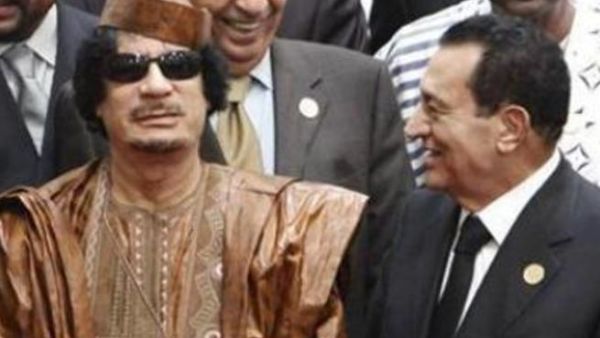 لزعيم الليبي معمر القذافي والرئيس المصري حسني مبارك (إلى اليمين) في سرت
