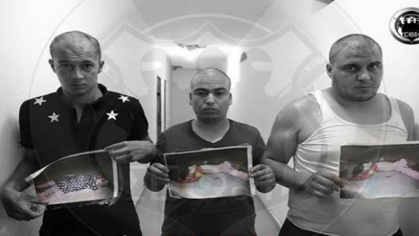  تصوير الثلاثة وهم يحملون صورا لأطفال موتى تم انتشال جثثهم من الساحل