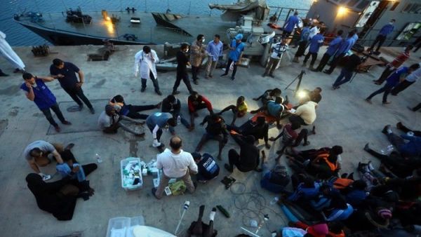 انقاذ 77 مهاجرا بينهم امرأة وطفل تشبثوا بقارب تعطل لمدة يومين قبالة ساحل مدينة الزاوية 