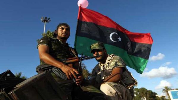 عنصران من الجيش الليبي