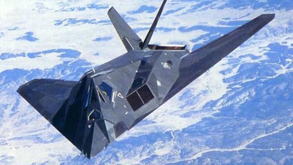 طائرات الشبح الأميركية تقصف أهدافا ليبية